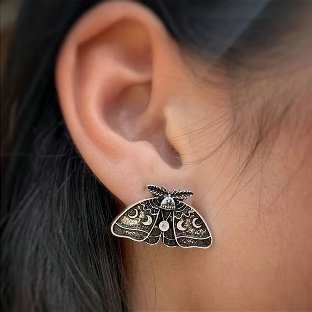 Moth crescent moon silver earrings - Picture 9 of 13